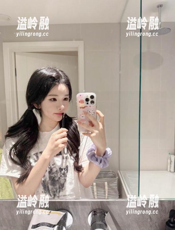 在51黑料网的网页上，谁说明星不也是人，感觉狗血剧情随便一抓一大把！