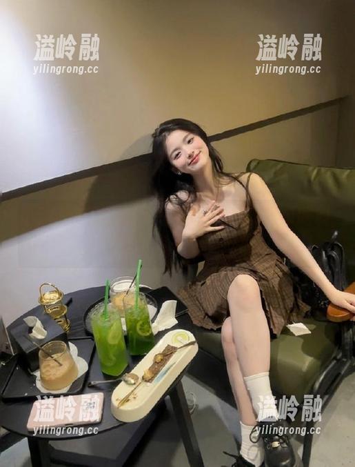 51黑瓜吃料网 鸡毛掸子和51黑瓜吃料网永久入口密码,一起跳进瓜田里吧!