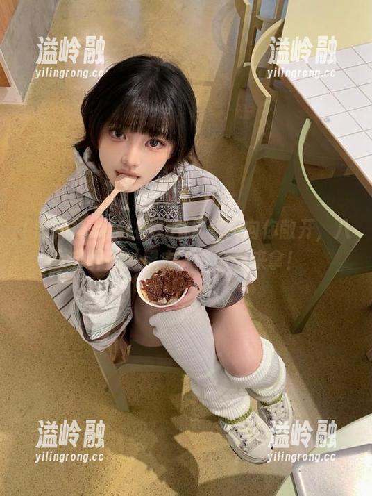 黑料社app传送门向你敞开，八卦界的‘黑衣人’等你来拿！