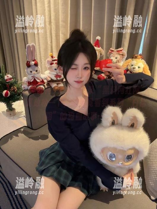 无意间登录“黑料网红网”，打算放松一下，结果竟看到系列“白盐期”的狗血故事…。